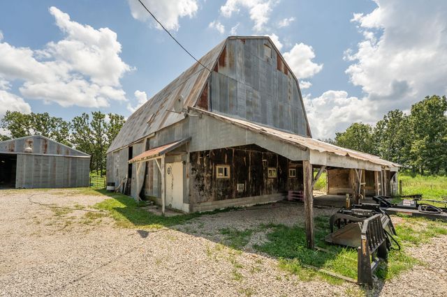 1311 W Clinton Avenue, Seymour, MO 65746