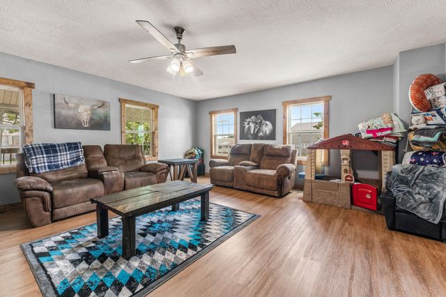 1311 W Clinton Avenue, Seymour, MO 65746