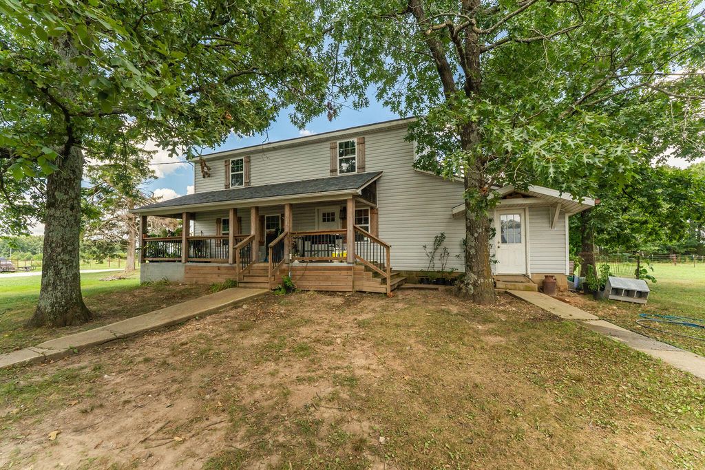 1311 W Clinton Avenue, Seymour, MO 65746