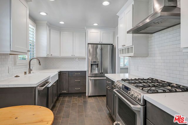 18148 Hartland Street, Reseda (los Angeles), CA 91335