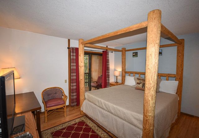 40720 Oakwoods Ln, Shaver Lake, CA 93664