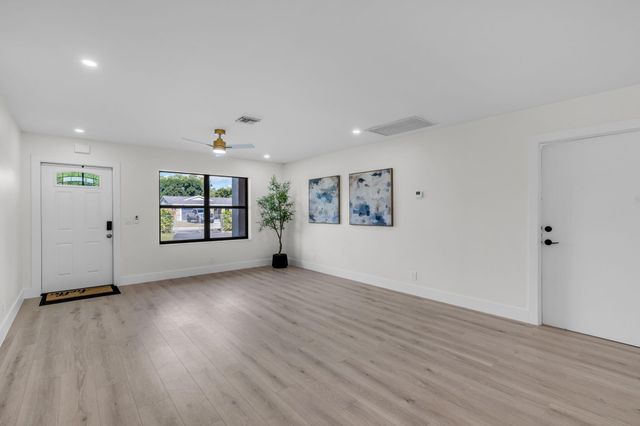 15438 Los Angeles Drive, Loxahatchee Groves, FL 33470