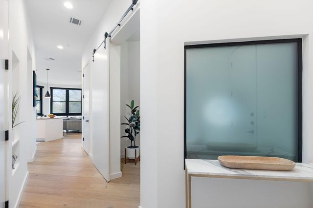 800 Embassy DR 236, Austin, TX 78702