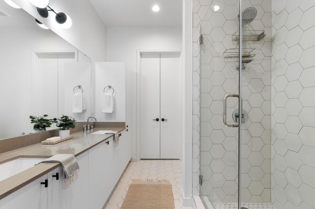 800 Embassy DR 236, Austin, TX 78702