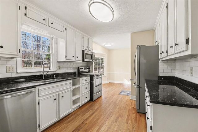 910 Windsor Trl, Roswell, GA 30076