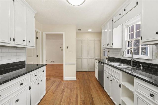 910 Windsor Trl, Roswell, GA 30076