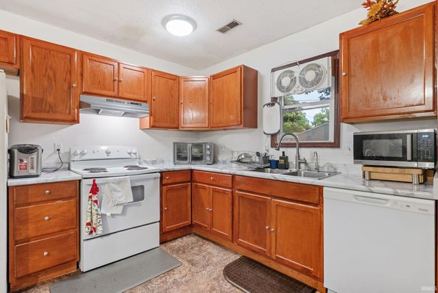 6610 Owl Tree Place, Fort Wayne, IN 46825
