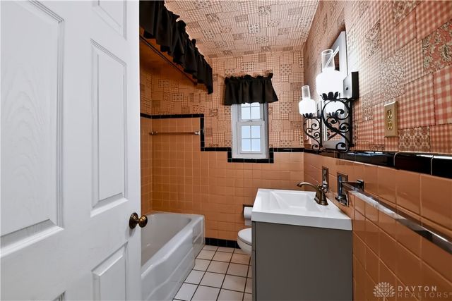 212 Dell Park Avenue, Oakwood, OH 45419