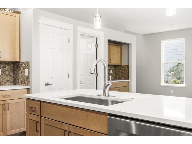 21843 Ne HEARTWOOD Cir, Fairview, OR 97024