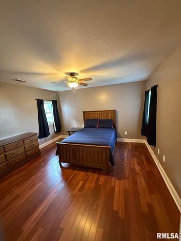 1145 N 5TH Street, Springfield, IL 62702
