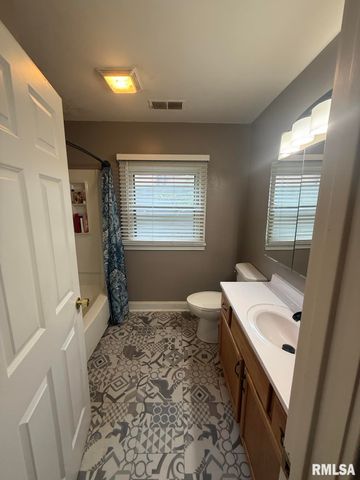 1145 N 5TH Street, Springfield, IL 62702