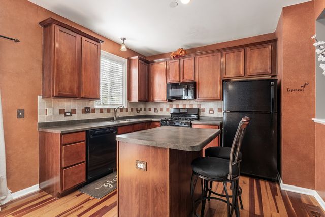 1895 Indian Hill Lane, Aurora, IL 60503