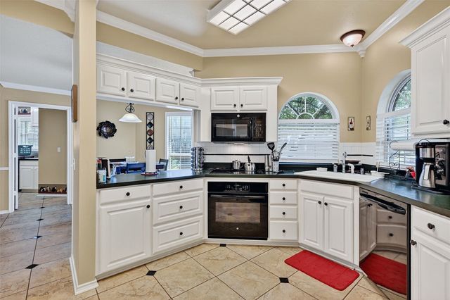 736 W Kiowa Drive, Lake Kiowa, TX 76240