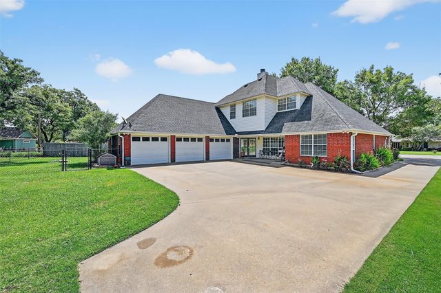 736 W Kiowa Drive, Lake Kiowa, TX 76240