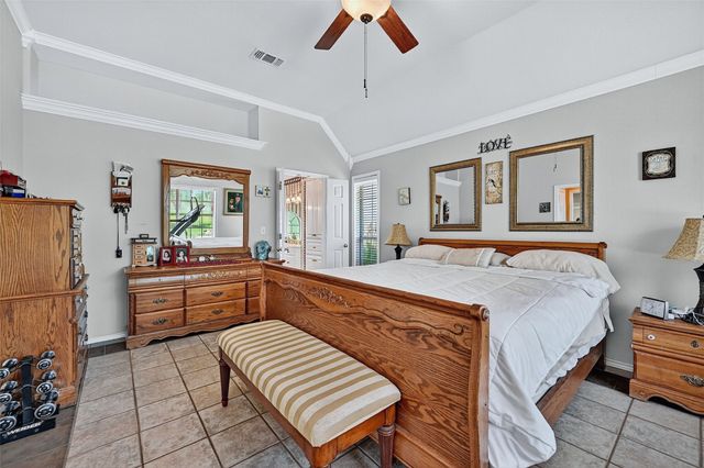 736 W Kiowa Drive, Lake Kiowa, TX 76240