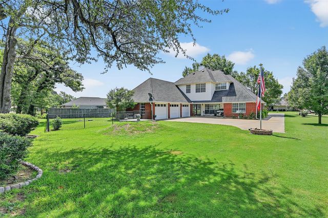 736 W Kiowa Drive, Lake Kiowa, TX 76240