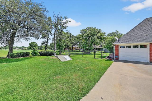 736 W Kiowa Drive, Lake Kiowa, TX 76240