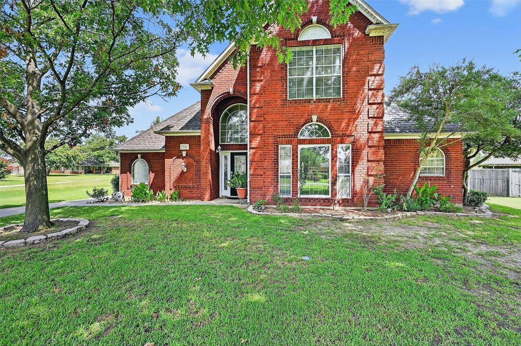 736 W Kiowa Drive, Lake Kiowa, TX 76240
