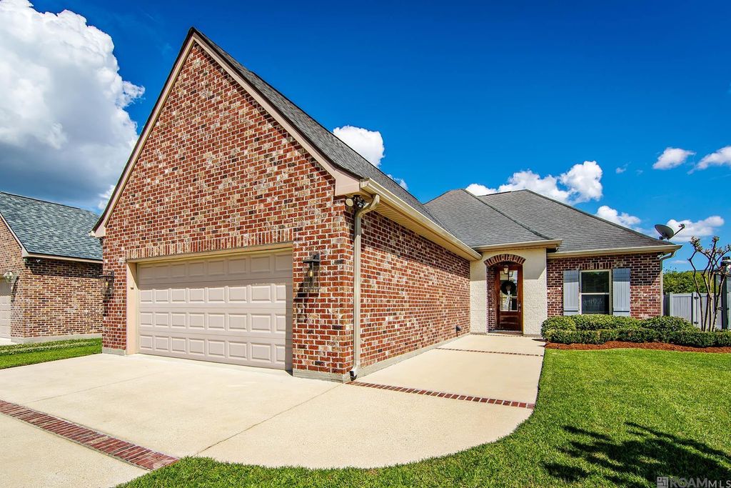 204 Abby Lake Drive, Thibodaux, LA 70301