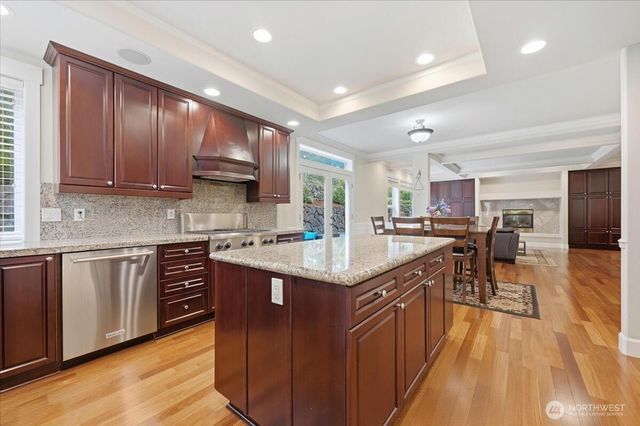 24121 NE 1st Place, Sammamish, WA 98074