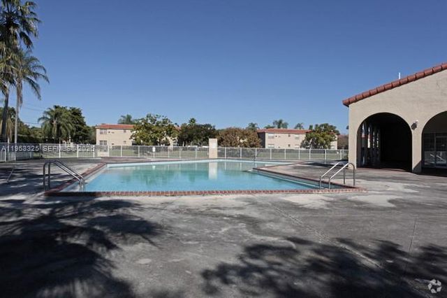 433 SW 86th Ave 108, Pembroke Pines, FL 33025