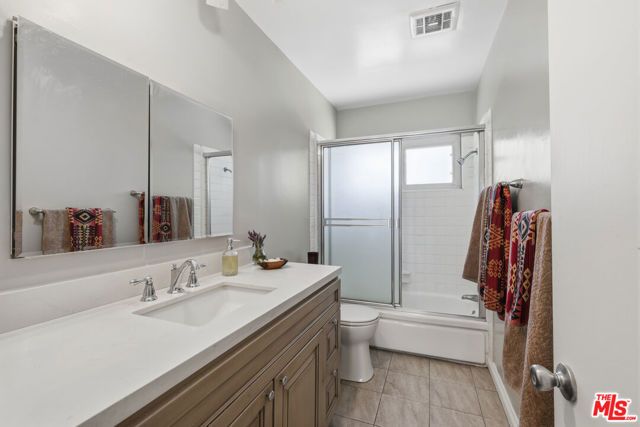 11120 Queensland Street D40, Los Angeles, CA 90034