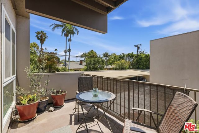 11120 Queensland Street D40, Los Angeles, CA 90034