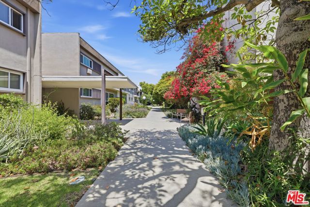 11120 Queensland Street D40, Los Angeles, CA 90034