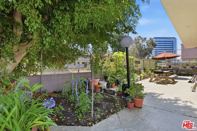 11120 Queensland Street D40, Los Angeles, CA 90034