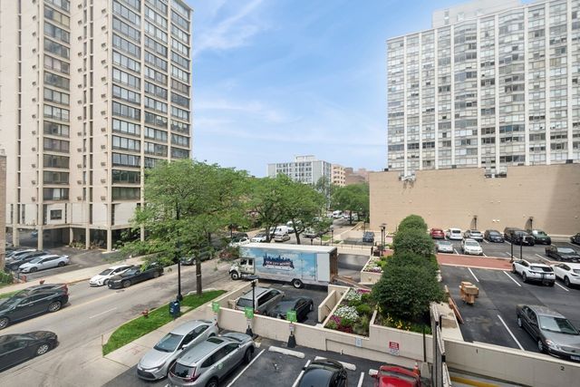 5701 N Sheridan Road 3B, Chicago, IL 60660