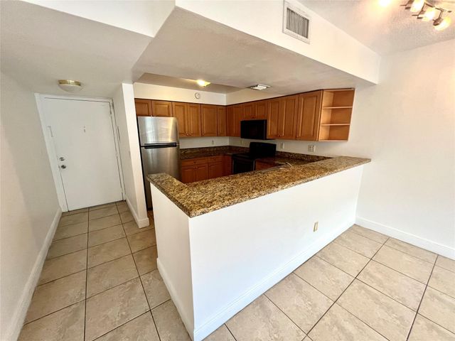 5221 Geneva Way 208, Doral, FL 33166