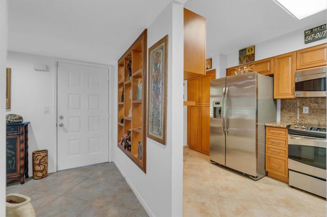 7351 Kinghurst Drive 108, Delray Beach, FL 33446