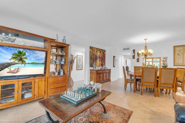 7351 Kinghurst Drive 108, Delray Beach, FL 33446