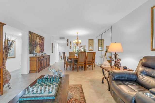 7351 Kinghurst Drive 108, Delray Beach, FL 33446