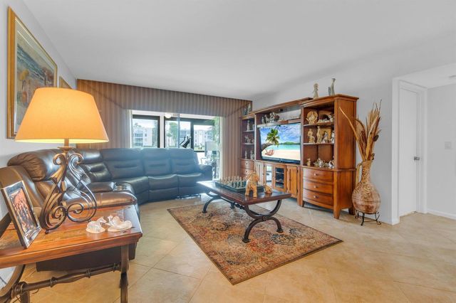 7351 Kinghurst Drive 108, Delray Beach, FL 33446