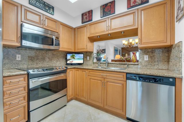 7351 Kinghurst Drive 108, Delray Beach, FL 33446
