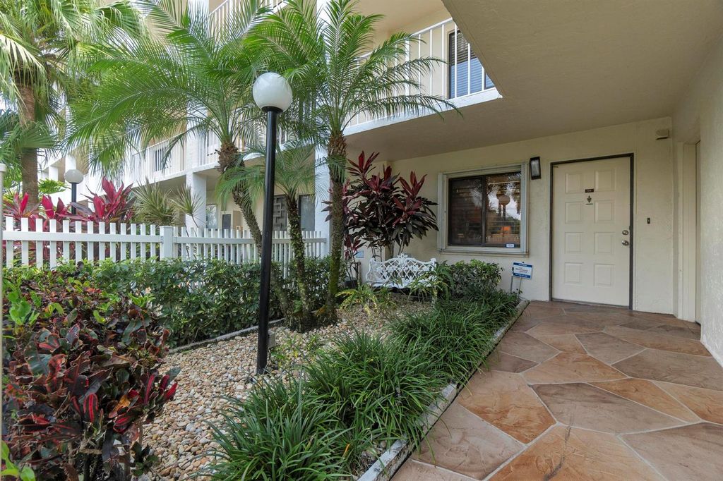 7351 Kinghurst Drive 108, Delray Beach, FL 33446