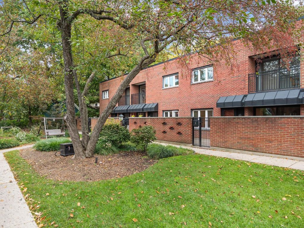 325 N OAK PARK Avenue E, Oak Park, IL 60302 — exterior