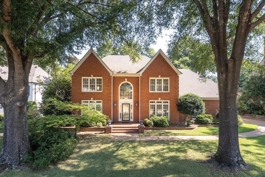 8820 SOMERSET LN, Germantown, TN 38138
