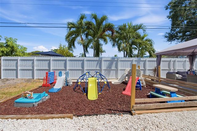681 W 55th Place, Hialeah, FL 33012