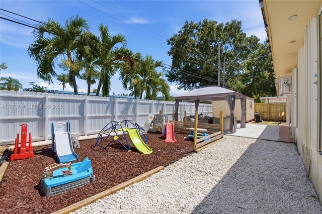 681 W 55th Place, Hialeah, FL 33012