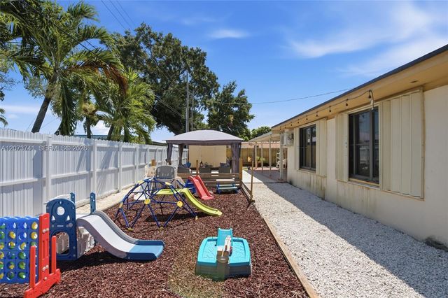 681 W 55th Place, Hialeah, FL 33012