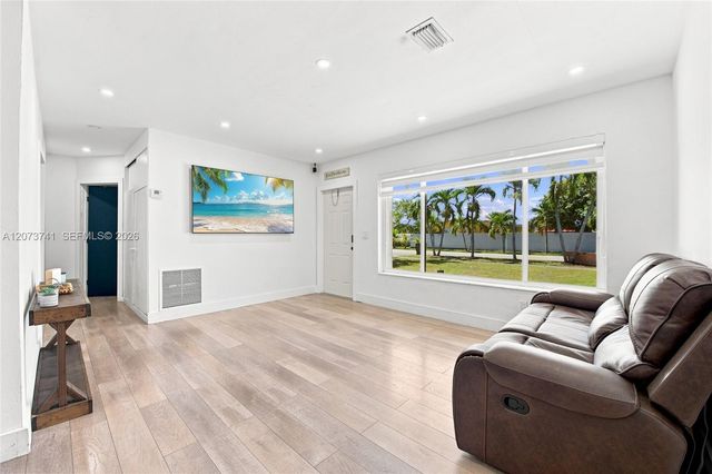 681 W 55th Place, Hialeah, FL 33012