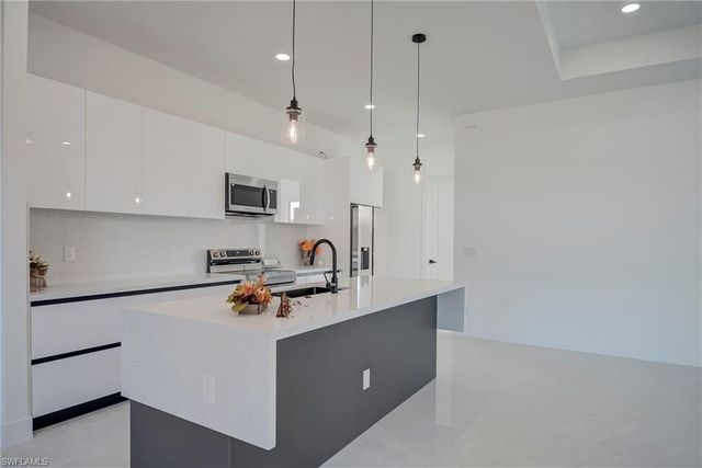 3318 30th ST SW, Lehigh Acres, FL 33976