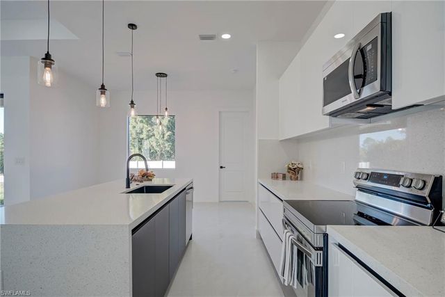 3318 30th ST SW, Lehigh Acres, FL 33976