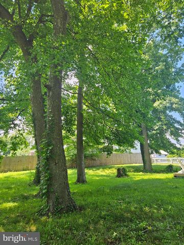 2023 MIDDLEBOROUGH RD, Baltimore, MD 21221