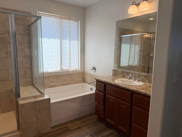 187 Emperor Way, Dinuba, CA 93618