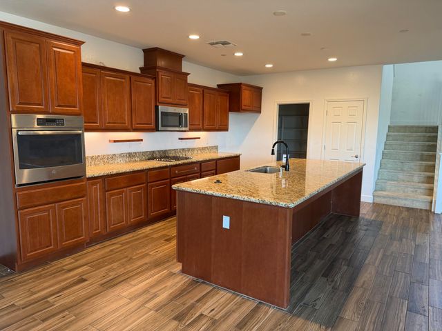 187 Emperor Way, Dinuba, CA 93618