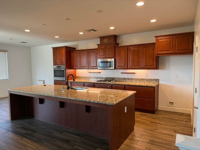 187 Emperor Way, Dinuba, CA 93618