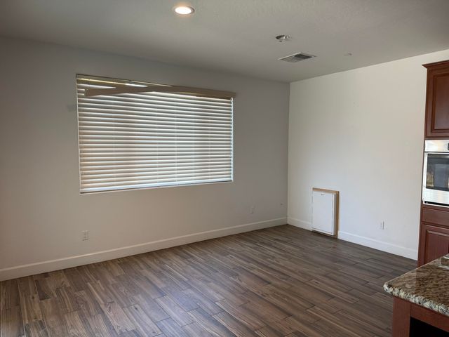 187 Emperor Way, Dinuba, CA 93618